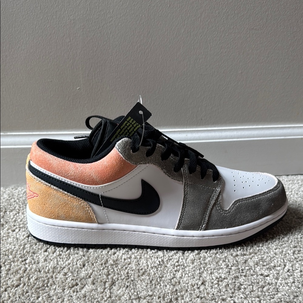 Nike Men’s AIR JORDAN 1 LOW SE
"FLIGHT CLUB"